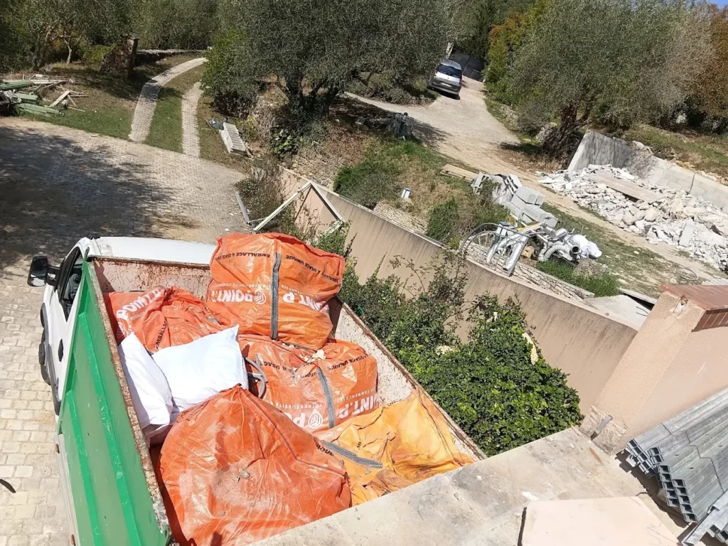 Big-bag à gravats devant une maison à La Valette-du-Var